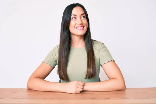 Jonge Blanke Vrouw Die Aan Tafel Zit Casual Kleren Draagt — Stockfoto