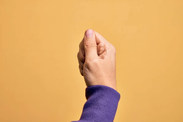 Zole Edilmiş Sarı Arka Planda Parmaklarını Gösteren Beyaz Bir Adamın — Stok fotoğraf