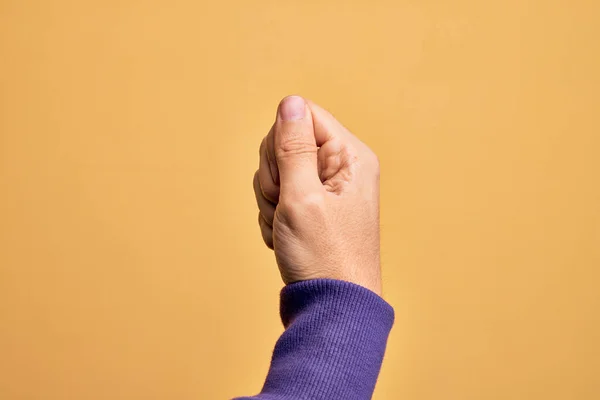 Mano Del Giovane Caucasico Che Mostra Dita Uno Sfondo Giallo — Foto Stock