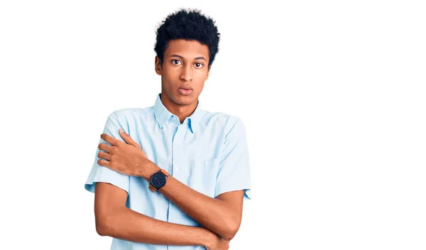 Jovem Afro Americano Vestindo Roupas Casuais Tremendo Congelamento Para Inverno — Fotografia de Stock