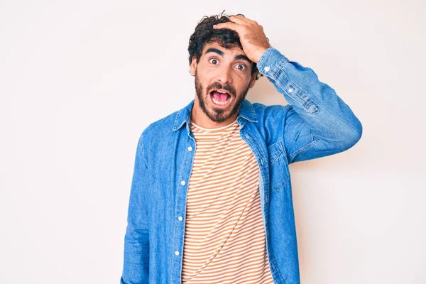 Kıvırcık saçlı ve ayılı sıradan kot ceket giyen yakışıklı genç bir adam. Yanlışlıkla el ele tutuşarak şaşırmış. Hatayı hatırla. Unuttum, kötü hafıza kavramı. 