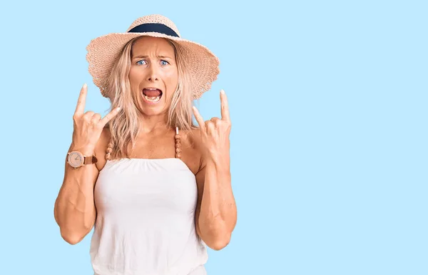 Fitte Blonde Frau Mittleren Alters Mit Sommermütze Und Verrücktem Gesichtsausdruck — Stockfoto