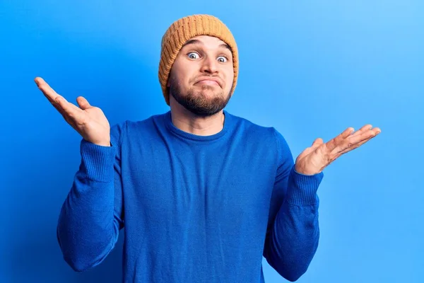 Jovem Homem Bonito Vestindo Camisola Casual Boné Sem Noção Confundido — Fotografia de Stock