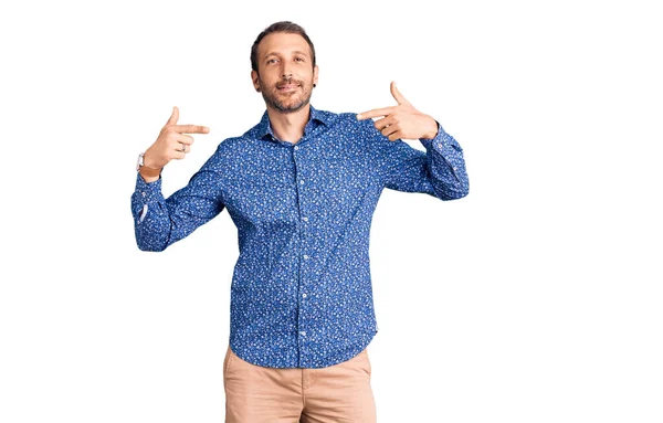 Homem Bonito Jovem Vestindo Roupas Casuais Olhando Confiante Com Sorriso — Fotografia de Stock