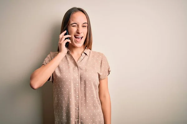 Ung Vacker Kvinna Som Pratar Smartphone Över Vit Bakgrund Blinkar — Stockfoto