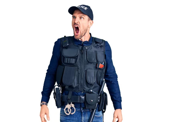 警察の制服を着た若いハンサムな男が怒りと怒りで叫んで フラストレーションと激怒叫んで怒っている 怒りと攻撃的な考え方 — ストック写真