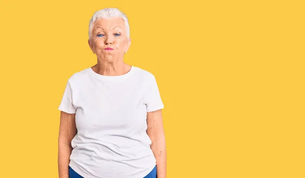 Ältere Schöne Frau Mit Blauen Augen Und Grauen Haaren Trägt — Stockfoto