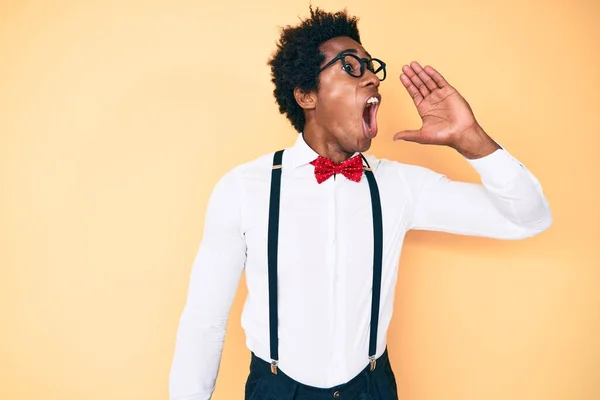 Bonito Homem Americano Africano Com Cabelo Afro Vestindo Hipster Olhar — Fotografia de Stock