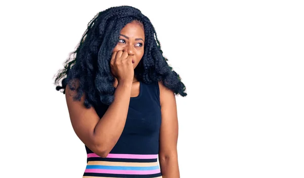 Mooie Afro Amerikaanse Vrouw Draagt Casual Kleren Die Gestrest Nerveus — Stockfoto