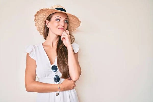 Junges Blondes Mädchen Mit Sommermütze Das Konzentriert Mit Dem Finger — Stockfoto