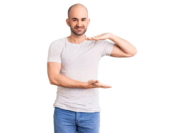 Joven Hombre Guapo Con Camiseta Casual Gesto Con Las Manos —  Fotos de Stock