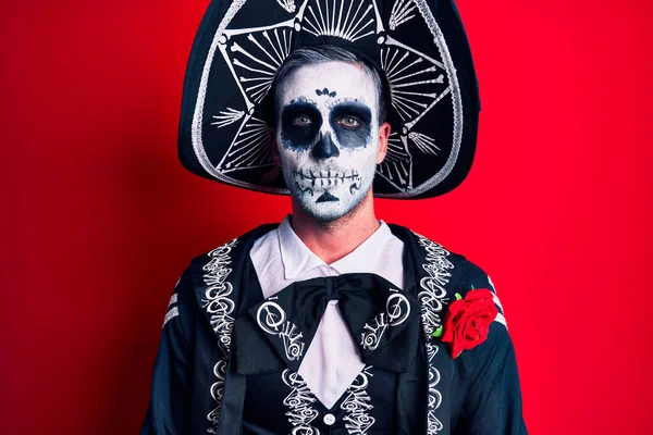 Mladík Oblečený Mexickém Dni Mrtvého Kostýmu Přes Červenou Uvolnil Vážným — Stock fotografie