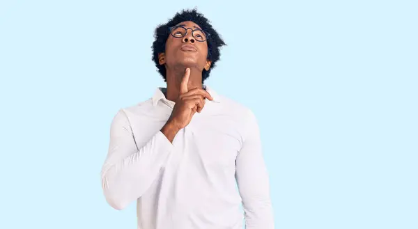 Hombre Afroamericano Guapo Con Cabello Afro Usando Ropa Casual Gafas —  Fotos de Stock