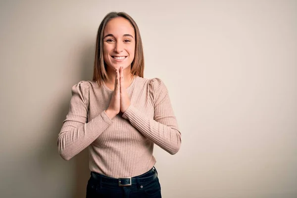 Junge Schöne Frau Lässigem Pullover Steht Über Isoliertem Weißem Hintergrund — Stockfoto