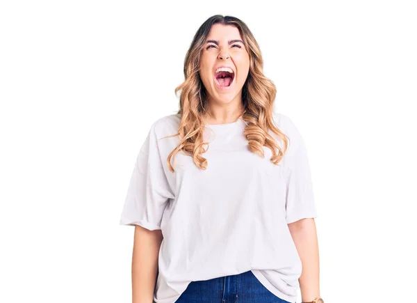 Mujer Caucásica Joven Vestida Con Ropa Casual Enojada Loca Gritando — Foto de Stock