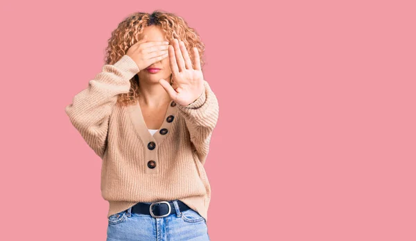 Jeune Femme Blonde Aux Cheveux Bouclés Portant Pull Hiver Décontracté — Photo