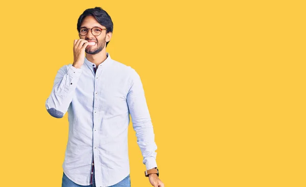 Snygg Latinamerikansk Man Klädd Business Shirt Och Glasögon Ser Stressad — Stockfoto