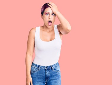 Pembe saçlı, sıradan giysiler giyen genç ve güzel bir kadın. Hatalı olduğunu unutma. Unuttum, kötü hafıza kavramı. 