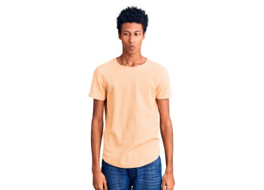 Genç Afro-Amerikan adam günlük kıyafetler giyip dudaklarıyla balık suratı yapıyor, çılgınca ve komik bir jest. Komik ifade. 