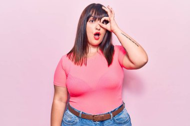 Normal giyinen genç ve cüsseli bir kadın. Şaşırmış yüz ifadesi, parmaklarından bakan gözler. İnançsız ifade. 