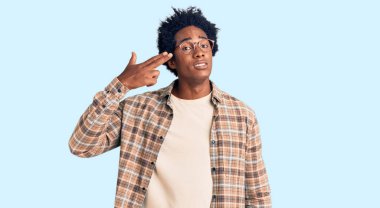 Yakışıklı Afro saçlı, sıradan kıyafetler giyen, gözlüklü, el ve parmaklarını silah gibi havaya kaldırarak ateş eden, kendini öldüren Afro-Amerikan erkeği.. 