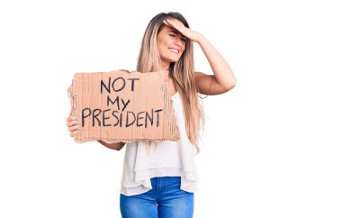 Genç, güzel, sarışın bir kadın, elinde benim başkanlık pankartonum olmayan, gergin ve hayal kırıklığına uğramış, şaşırmış ve kızgın bir yüzle. 