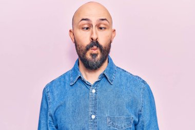 Gündelik kıyafetler giyen genç yakışıklı adam dudaklarıyla balık suratı yapıyor, çılgınca ve komik bir jest. Komik ifade. 