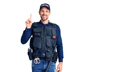 Polis üniforması giyen genç yakışıklı adam başarılı bir fikirle işaret ediyor. Heyecanlı ve mutlu. Bir numara.. 