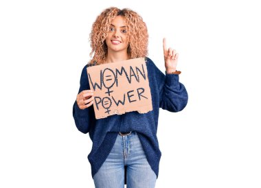 Sarışın, kıvırcık saçlı genç bir kadın. Değişim afişine ihtiyacımız var. Bir fikir ya da soru işareti ile şaşırıp, mutlu yüzlü, bir numara. 