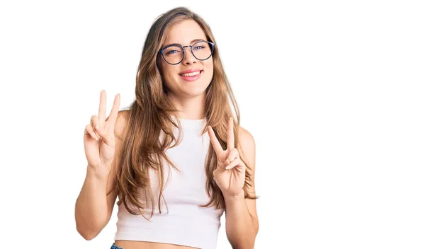 Schöne Kaukasische Junge Frau Lässiger Kleidung Und Brille Lächelt Die — Stockfoto