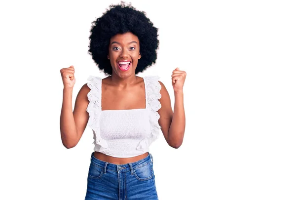 Jonge Afro Amerikaanse Vrouw Draagt Casual Kleding Vieren Verrast Verbaasd — Stockfoto