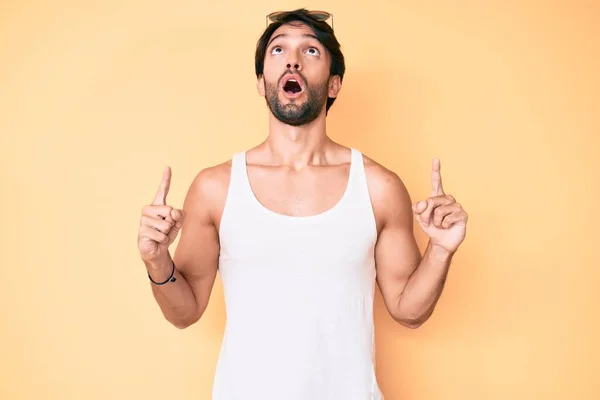 Hombre Hispano Guapo Vistiendo Look Veraniego Gafas Sol Asombrado Sorprendido —  Fotos de Stock