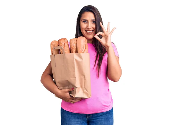 Jovem Bela Morena Segurando Saco Entrega Com Pão Fazendo Sinal — Fotografia de Stock