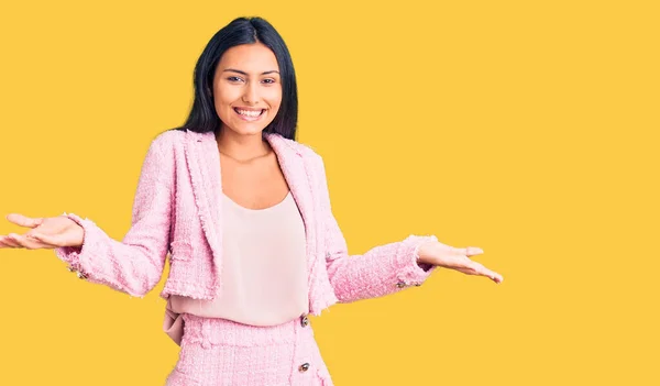 Jovem Bela Menina Latina Vestindo Roupas Negócios Sorrindo Alegre Oferecendo — Fotografia de Stock