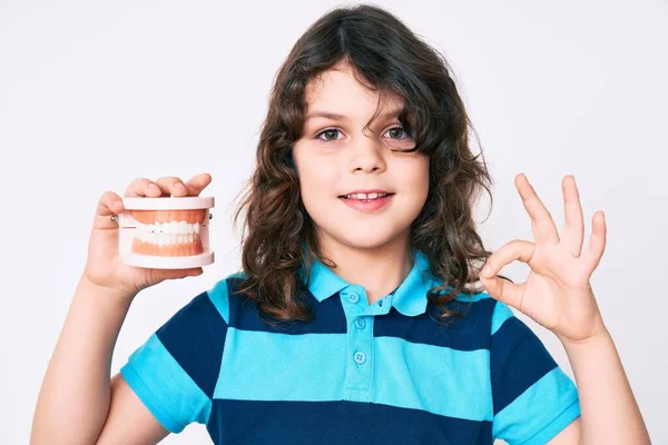 Lindo Niño Hispano Con Pelo Largo Sosteniendo Dentadura Postiza Haciendo —  Fotos de Stock