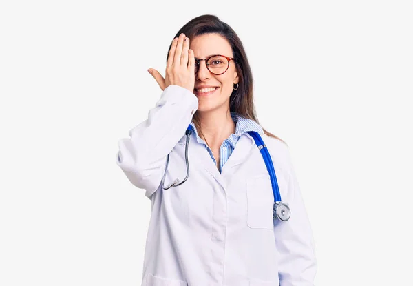 Ung Vacker Kvinna Bär Läkare Stetoskop Och Glasögon Som Täcker — Stockfoto