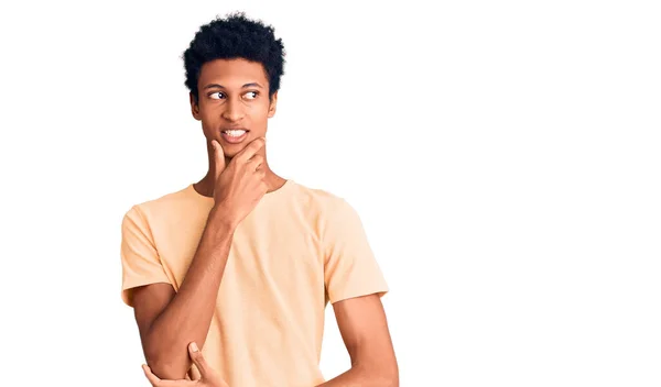 Jovem Afro Americano Vestindo Roupas Casuais Com Mão Queixo Pensando — Fotografia de Stock