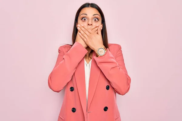 Jonge Mooie Brunette Zakenvrouw Dragen Elegante Jas Geïsoleerde Roze Achtergrond — Stockfoto