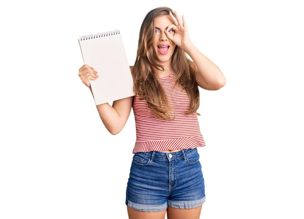 Hermosa Mujer Joven Caucásica Sosteniendo Cuaderno Sonriendo Feliz Haciendo Signo —  Fotos de Stock