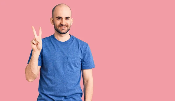 Mladý Pohledný Muž Sobě Ležérní Tričko Ukazuje Ukazuje Prsty Číslo — Stock fotografie