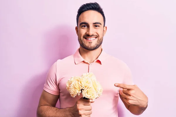 Jovem Homem Romântico Bonito Com Barba Segurando Buquê Flores Sobre — Fotografia de Stock