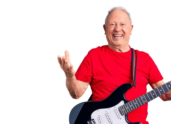 Homem Cabelos Grisalhos Bonito Sênior Tocando Guitarra Elétrica Celebrando Vitória — Fotografia de Stock