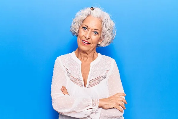 Yaşlı Gri Saçlı Sıradan Kıyafetler Giyen Mutlu Yüzlü Kollarını Kavuşturup — Stok fotoğraf