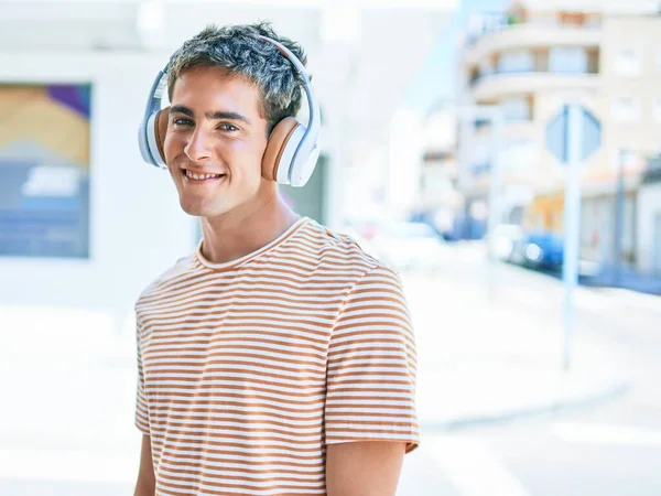 Νεαρός Όμορφος Καυκάσιος Άντρας Χαμογελά Χαρούμενος Ακούγοντας Μουσική Χρησιμοποιώντας Ακουστικά — Φωτογραφία Αρχείου