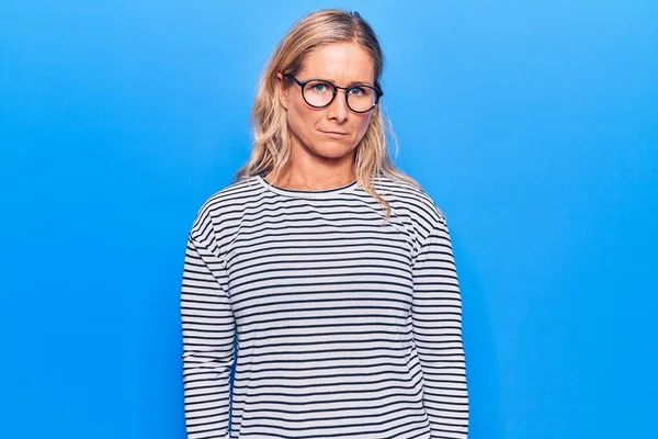 Middelbare Leeftijd Kaukasische Blonde Vrouw Dragen Casual Gestreepte Trui Bril — Stockfoto