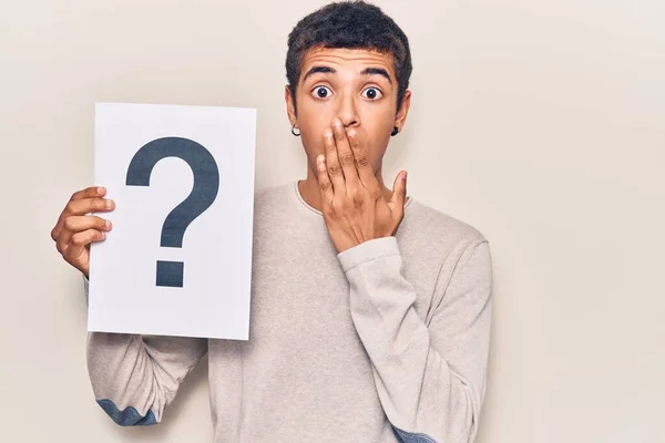 Ung Afrikansk Amercian Man Med Frågetecken Täcker Munnen Med Handen — Stockfoto