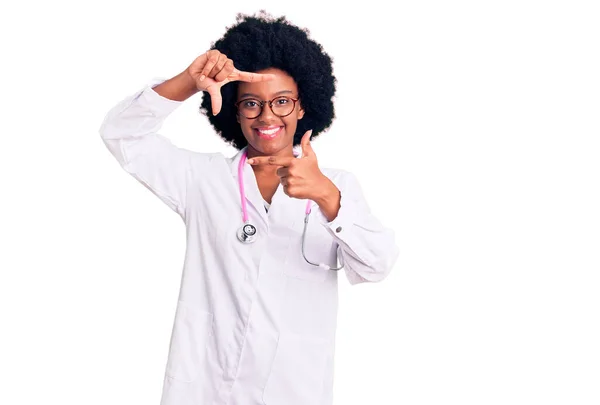 Jovem Afro Americana Vestindo Casaco Médico Estetoscópio Sorrindo Fazendo Moldura — Fotografia de Stock