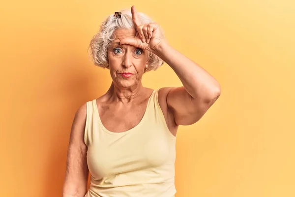 Ältere Grauhaarige Frau Lässiger Kleidung Macht Sich Über Menschen Mit — Stockfoto
