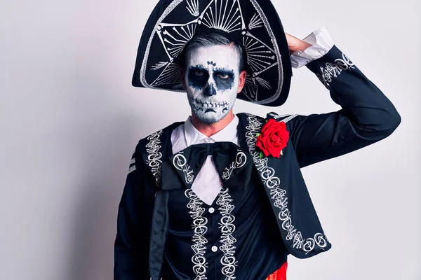 Mladý Muž Oblečený Mexickém Dni Mrtvého Kostýmu Nad Bílým Zmatený — Stock fotografie