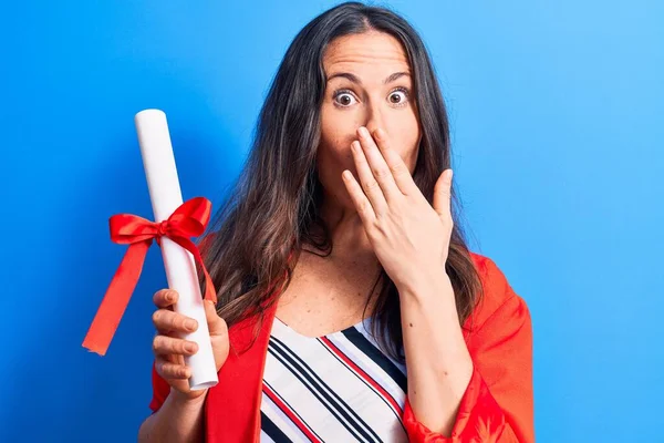 Giovane Bella Bruna Donna Intelligente Possesso Diploma Laurea Sfondo Blu — Foto Stock